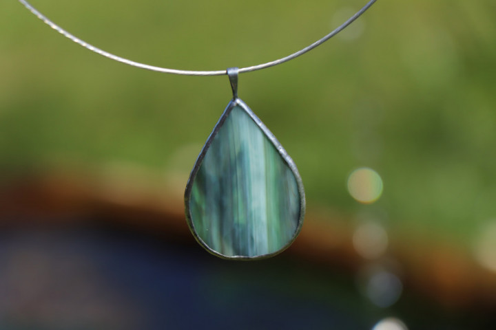Šperk - kapka z vody - Lesní sklo