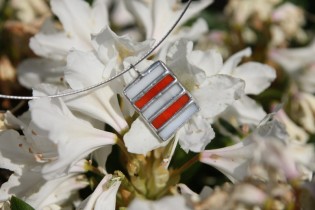 Červeno-bílý šperk - Lesní sklo