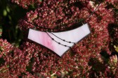 Náhrdelník velký růžový černě zdobený - Lesní sklo