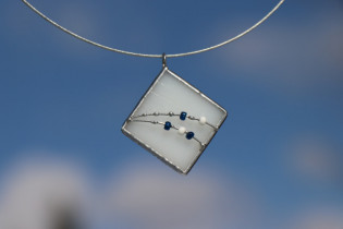 Modrobílý šperk paní Zimy - Lesní sklo