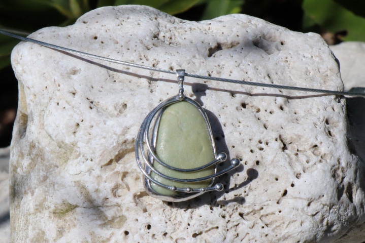 Zelenkavý šperk s kamínkem - Lesní sklo