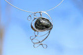 Cínovaný velký šperk s kamínkem - Lesní sklo