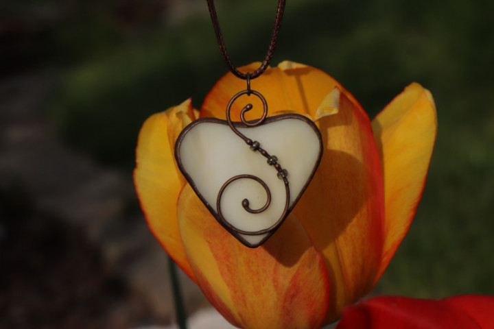 Béžové srdce v hnědé patině - Lesní sklo