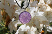 Fialový náhrdelník s kresbou - Lesní sklo