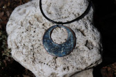 Modrý náhrdelník s kresbou - Lesní sklo