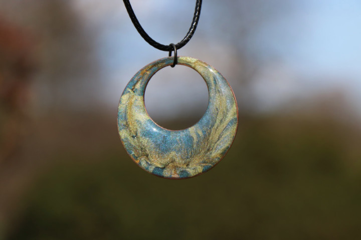 Zlato-modrý náhrdelník s kresbou - Lesní sklo
