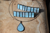 Šperk - kapka modrošedá s patinou - Lesní sklo