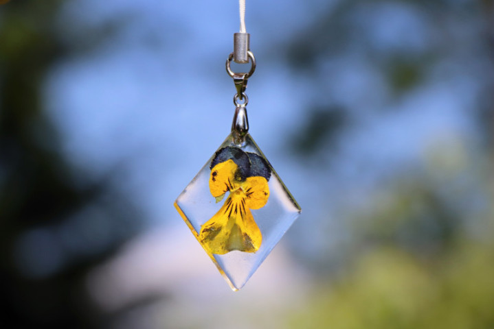 Přívěsek na klíče - violka - Lesní sklo